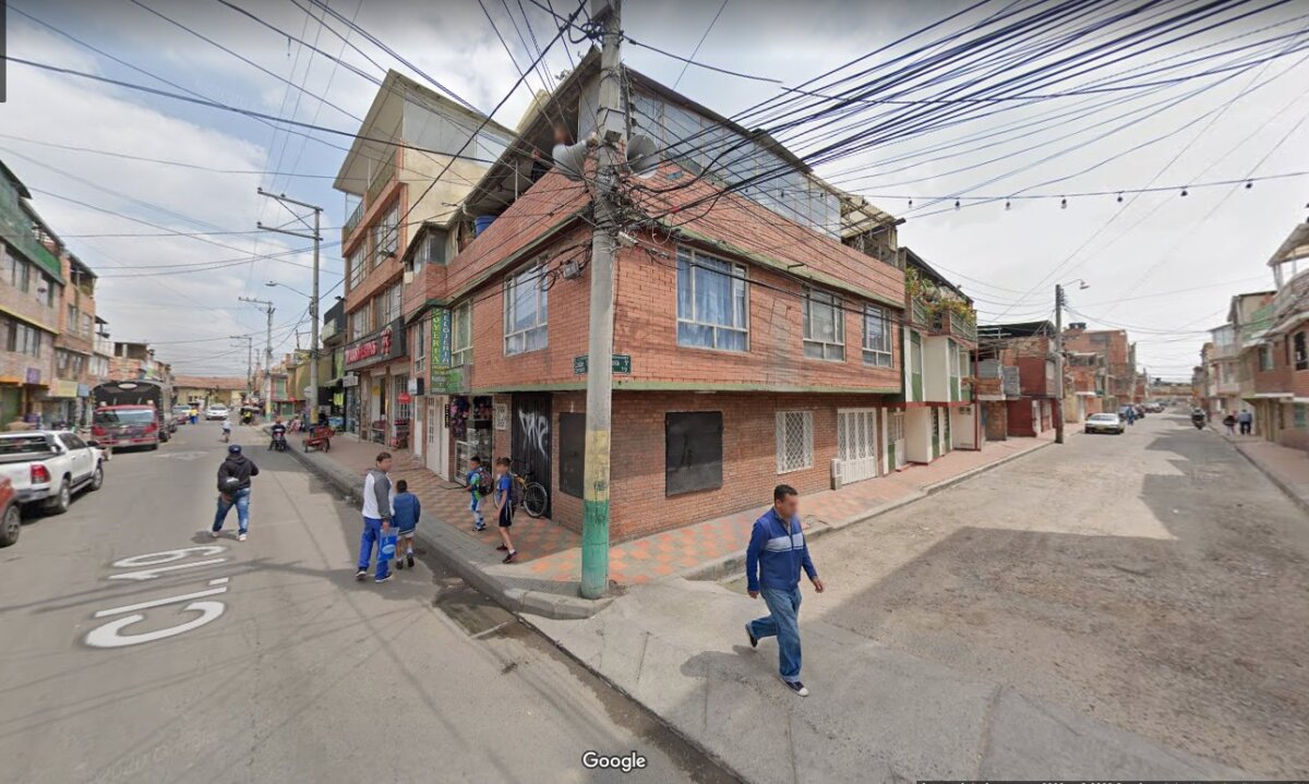 Abuelito sobrevivió a tres puñaladas 1 Abuelito sobrevivió a tres puñaladas Un terrible caso de intolerancia dejó sin palabras a las autoridades del vecino municipio de Mosquera, quienes en una intensa labor diurna lograron salvarle la vida a una abuelito que recibió tres puñaladas en su cuerpo en misteriosas circunstancias.