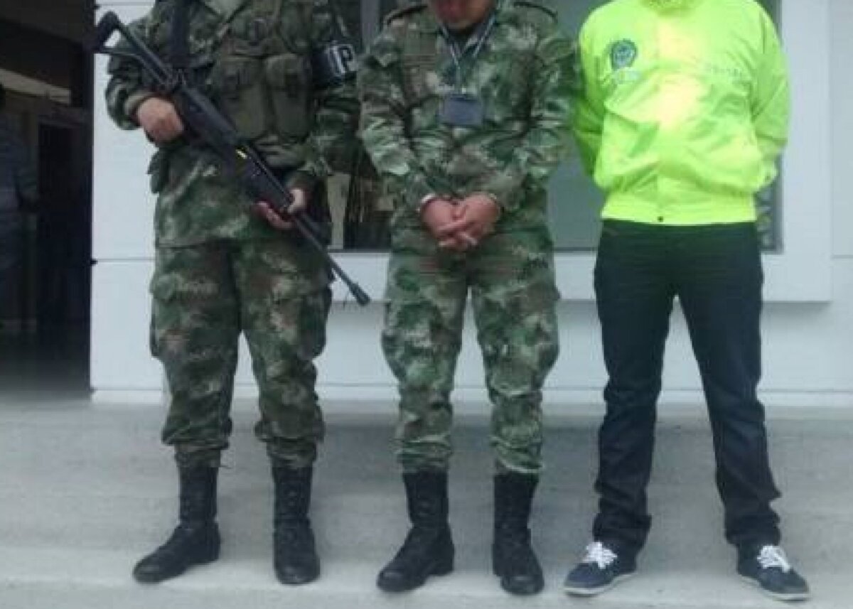 Soldado se voló con todo y arma de dotación en Bogotá 1 Soldado se voló con todo y arma de dotación en Bogotá En horas de la mañana de este miércoles, se confirmó la captura de una soldado que se había fugado de la Escuela de Artillería y, con su arma de dotación, intentó hurtar un taxi en la localidad de Tunjuelito.