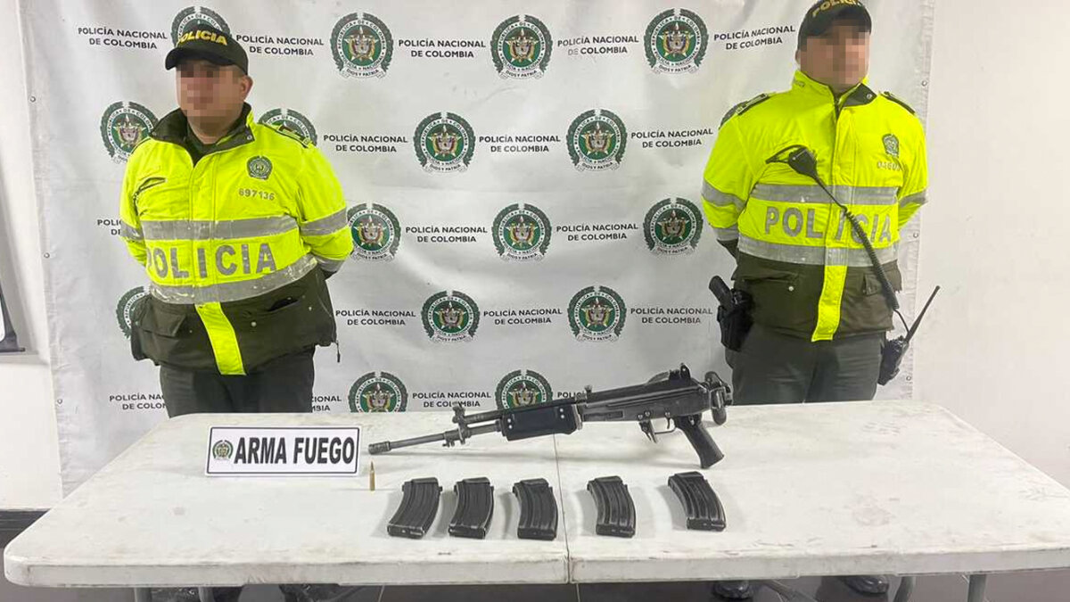Soldado se voló con todo y arma de dotación en Bogotá En horas de la mañana de este miércoles, se confirmó la captura de una soldado que se había fugado de la Escuela de Artillería y, con su arma de dotación, intentó hurtar un taxi en la localidad de Tunjuelito.