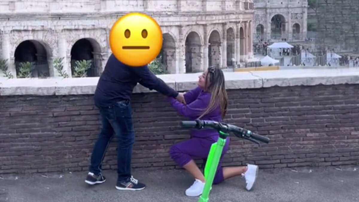 La insólita reacción de un hombre cuando su novia le pidió matrimonio 1 La insólita reacción de un hombre cuando su novia le pidió matrimonio Un turista grabó el momento exacto en que una mujer, muy enamorada, le pide matrimonio a su novio en Roma (Italia), algo que para muchos sería muy romántico, pero que al hombre no le pareció una buena idea.