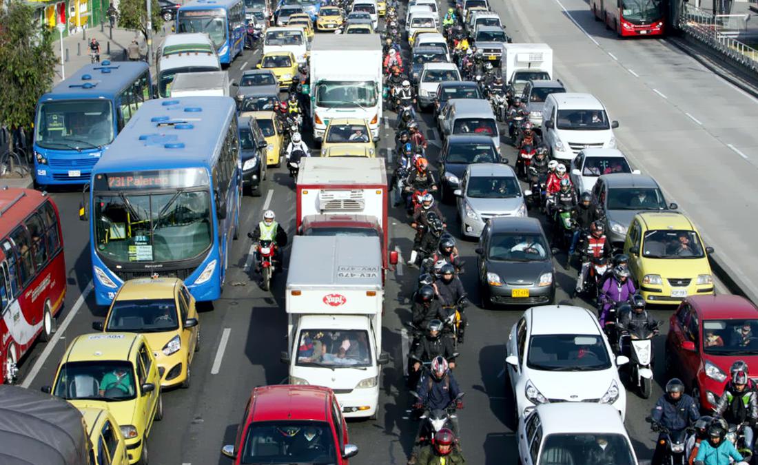 Bus atropelló a un peatón: el accidente tiene trancada la Autopista Norte 4 Bus atropelló a un peatón: el accidente tiene trancada la Autopista Norte Debido a este accidente, TransMilenio informó que se tuvo que cerrar el paso de las flotas alimentadoras y troncales, mientras las autoridades realizan el respectivo procedimiento.