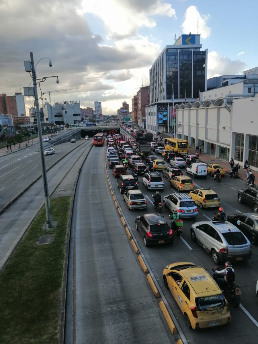 ¡Pilas! Por manifestación hay caos en la avenida El Dorado En la tarde de este jueves 15 de septiembre, la empresa de transporte público TransMilenio reportó caos en la movilidad debido a una manifestación que se está desarrollando en la avenida de&nbsp;El Dorado y que ha generado contratiempos para los ciudadanos.