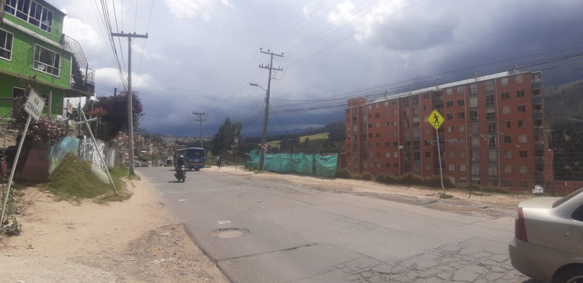 Riña dejó un muerto en Usme La noche del miércoles, cerca de las 7 de la noche, en medio de una sangrienta riña con armas blancas, un joven de 27 años fue herido de muerte en el barrio Brazuelos en la localidad de Usme. El joven murió tras recibir una mortal herida a la altura del pecho.