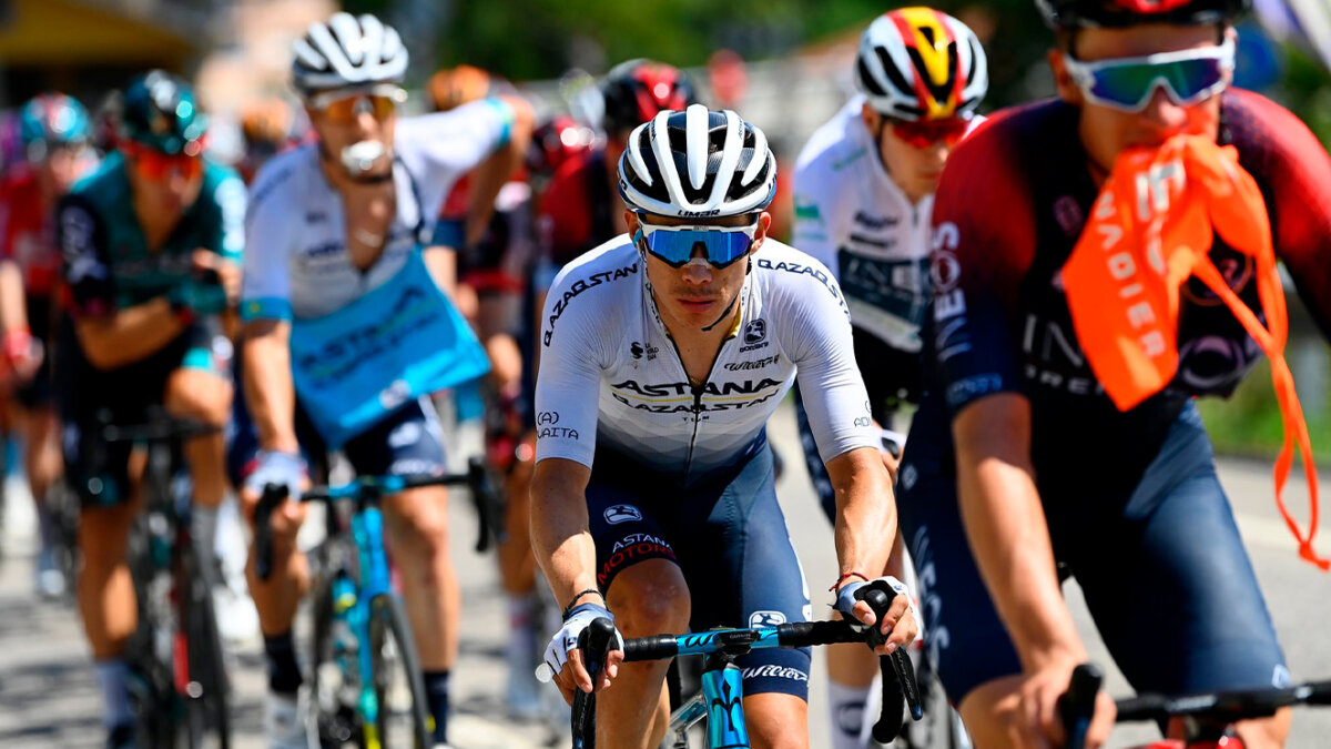 'Superman' sigue sexto en La Vuelta a España pese a caída de Roglic Momentos de emoción y tensión se vivieron en la etapa 16 de La Vuelta a España, que se corrió este martes sobre 189.4 kilómetros entre Sanlúcar de Barrameda y Tomares, dejó como ganador al danés Mads Pedersen.