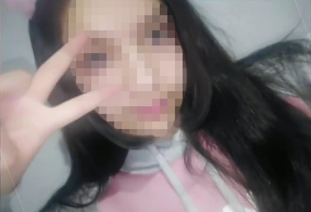 ¡Doloroso! Niña se quitó la vida porque vivía un infierno en su colegio El doloroso relato de Yuli Marroquín tiene conmocionados a los ciudadanos. Su hija de tan solo 14 años se quitó la vida tras haberse cansado de los maltratos que recibía en su colegio por parte de sus compañeros.