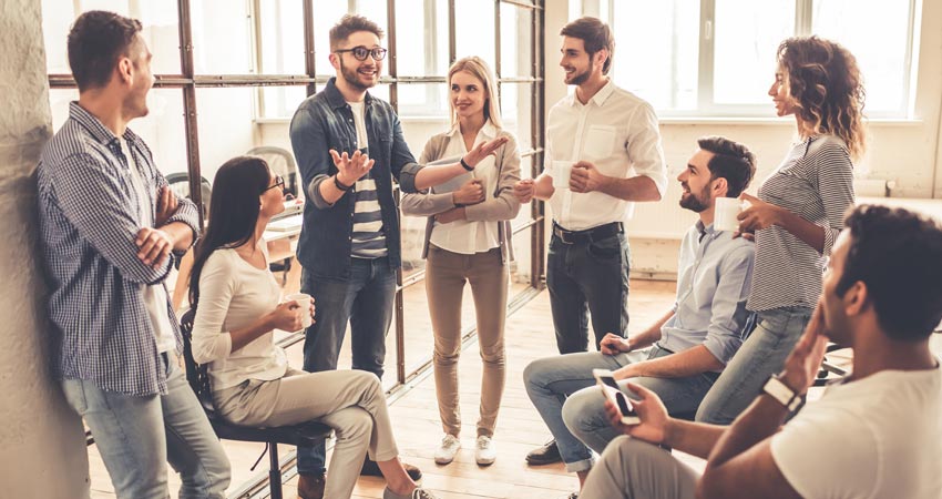 ¡Qué mano de cursos para emprender! No es exagerado decir que el mundo de hoy está inundado por la tecnología, desde la empresa que hace gran parte de sus procesos con robots hasta la vecina de que vende arepas, recibe pedidos en su WhatsApp y los pagos por el celular. A través de la convocatoria de ‘Apps.co’ se busca que los distintos emprendimientos identifiquen sus necesidades y construyan una ruta de aprendizaje con los 24 cursos disponibles, para así desarrollar las habilidades correctas; pero además buscando que los aprendices desarrollen en cada paso retos para hacercrecer su negocio.