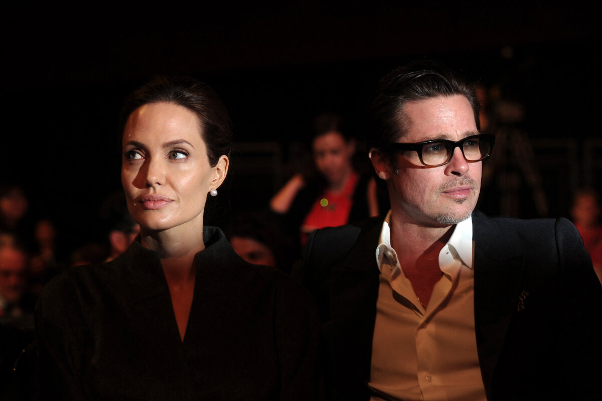 Angelina Jolie acusó a Brad Pitt de golpear y ahorcar a dos de sus hijos 1 Angelina Jolie acusó a Brad Pitt de golpear y ahorcar a dos de sus hijos Angelina Jolie detalló supuestas agresiones de su exmarido, Brad Pitt, en el marco de una disputa legal sobre una propiedad que ambos tenían en Francia, de acuerdo con documentos judiciales citados por la prensa estadounidense el pasado martes.