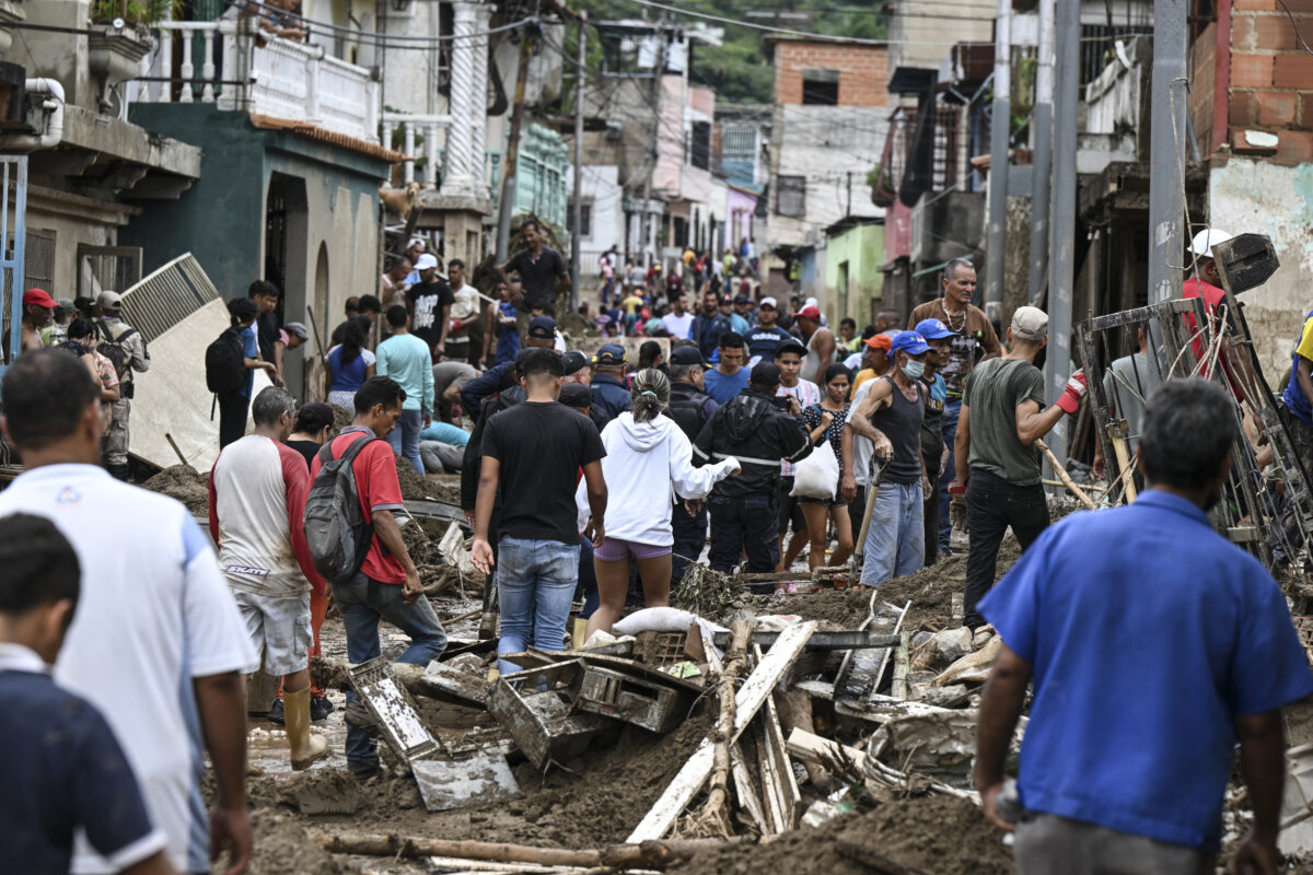 Más de 20 muertos y 50 desaparecidos dejó tragedia en Venezuela 1 Más de 20 muertos y 50 desaparecidos dejó tragedia en Venezuela Al menos 22 muertos y 52 dejó un deslave en Las Tejerías, un pueblo industrial en el centro de Venezuela, informó este domingo el gobierno.