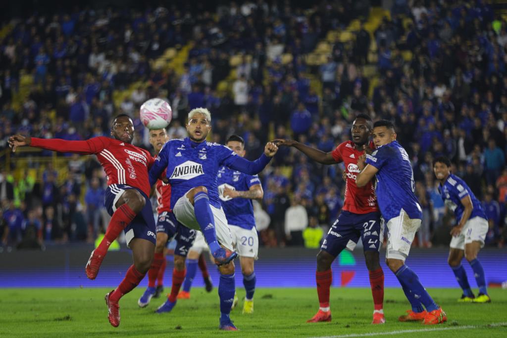 Millos perdió, sin fútbol, sin rumbo y sin nada Inseguro también porque, en medio de esa lucha por el gol, el 'Embajador' dio espacios que el Medellín fue aprovechando para hacerle daño. El visitante, si bien al comienzo se encontró con un Millos que le cerraba los espacios, después encontró las líneas de pase que le permitieron llegar con más claridad al arco de Álvaro Montero. Fue así como al minuto 44, Díber Cambindo, en una bonita jugada individual, dejó tirado en el piso a Andrés Llínas y con un potente remate marcó el gol. Nuevamente el Azul a sufrir.