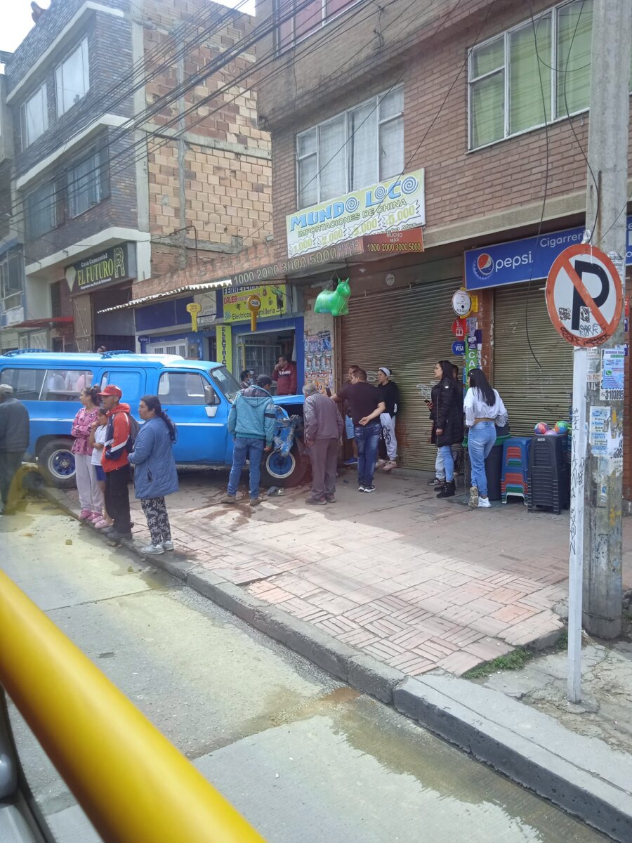 Vehículo sin frenos provocó fatal accidente en Usme 2 Vehículo sin frenos provocó fatal accidente en Usme A esta hora se registró un grave accidente en el sector de Yomasa, localidad de Usme, en el que una camioneta de servicio particular, sin frenos dio a parar en la fachada de una casa.