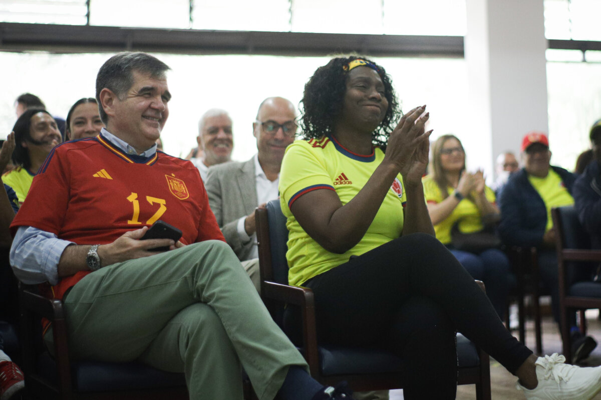  "35 millones se le dará a cada jugadora": ministra del Deporte A pesar de la derrota, la ministra María Isabel Urrutia confirmó que si hay premios a las jugadoras. "Muchas gracias porque se la jugaron toda y van a tener todos sus premios (..) van a tener un gran recibimiento y 35 millones de pesos para cada una de ellas porque se la jugaron toda", destacó la jefe de la cartera del deporte.