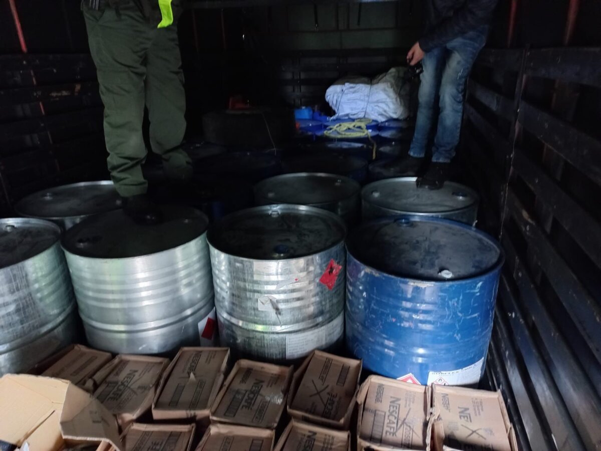 Capturan a 5 sujetos que transportaban químicos para la fabricación de droga 2 Capturan a 5 sujetos que transportaban químicos para la fabricación de droga Cinco personas fueron capturadas al sur de Bogotá mientras transportaban sustancias químicas controladas, las cuales iban a ser llevadas al oriente del país para producir droga. Incluso, los sujetos tenían documentación falsa.