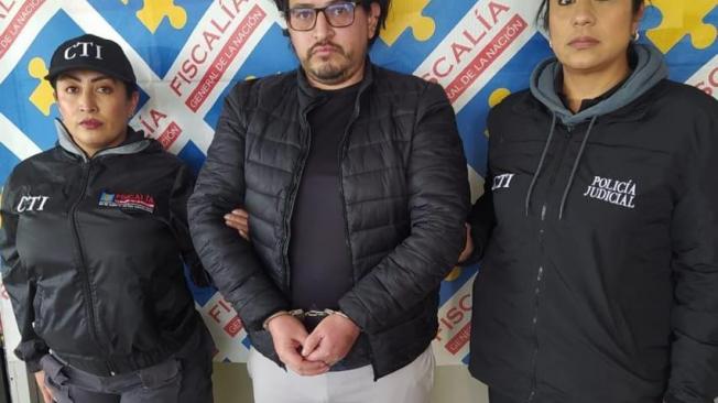 A la cana enfermero que abusó de seis mujeres en el hospital La Victoria 1 A la cana enfermero que abusó de seis mujeres en el hospital La Victoria El caso se conoció meses atrás cuando algunas mujeres empezaron a denunciar que un enfermero las agredió cuando eran pacientes en observación y tratamiento en la Unidad de Salud Mental del Hospital La Victoria, en el sur de Bogotá.