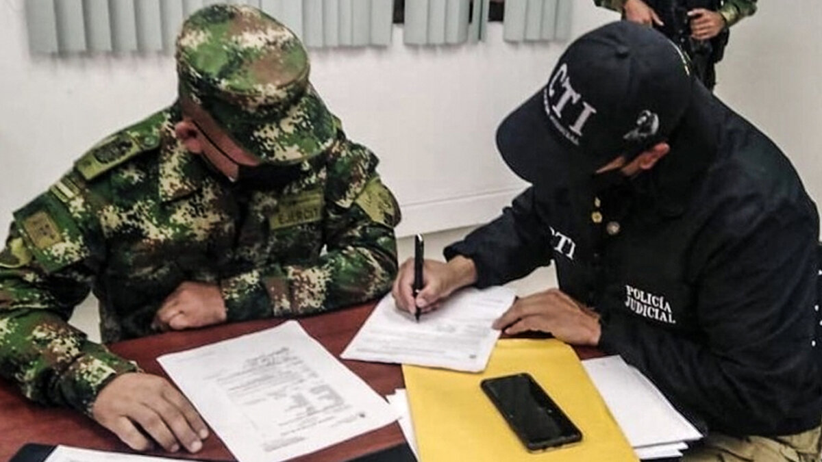 8 militares confirmaron haber participado en falsos positivos 5 8 militares confirmaron haber participado en falsos positivos Entre los militares que aceptaron su responsabilidad se encuentran los coroneles Efraín Enrique Prada y Edie Pinzón Turcios, el sargento viceprimero Hernando Cómbita, los mayores en retiro Yair Leandro Rodríguez Giraldo, y Hermes Mauricio Alvarado; los sargentos retirados William Andrés Capera, Fidel Iván Ochoa y Jaime Coral Trujillo; y el soldado profesional en retiro Levis de Jesús Contreras Salgado.