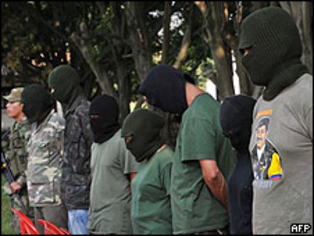 8 militares confirmaron haber participado en falsos positivos 1 8 militares confirmaron haber participado en falsos positivos Entre los militares que aceptaron su responsabilidad se encuentran los coroneles Efraín Enrique Prada y Edie Pinzón Turcios, el sargento viceprimero Hernando Cómbita, los mayores en retiro Yair Leandro Rodríguez Giraldo, y Hermes Mauricio Alvarado; los sargentos retirados William Andrés Capera, Fidel Iván Ochoa y Jaime Coral Trujillo; y el soldado profesional en retiro Levis de Jesús Contreras Salgado.
