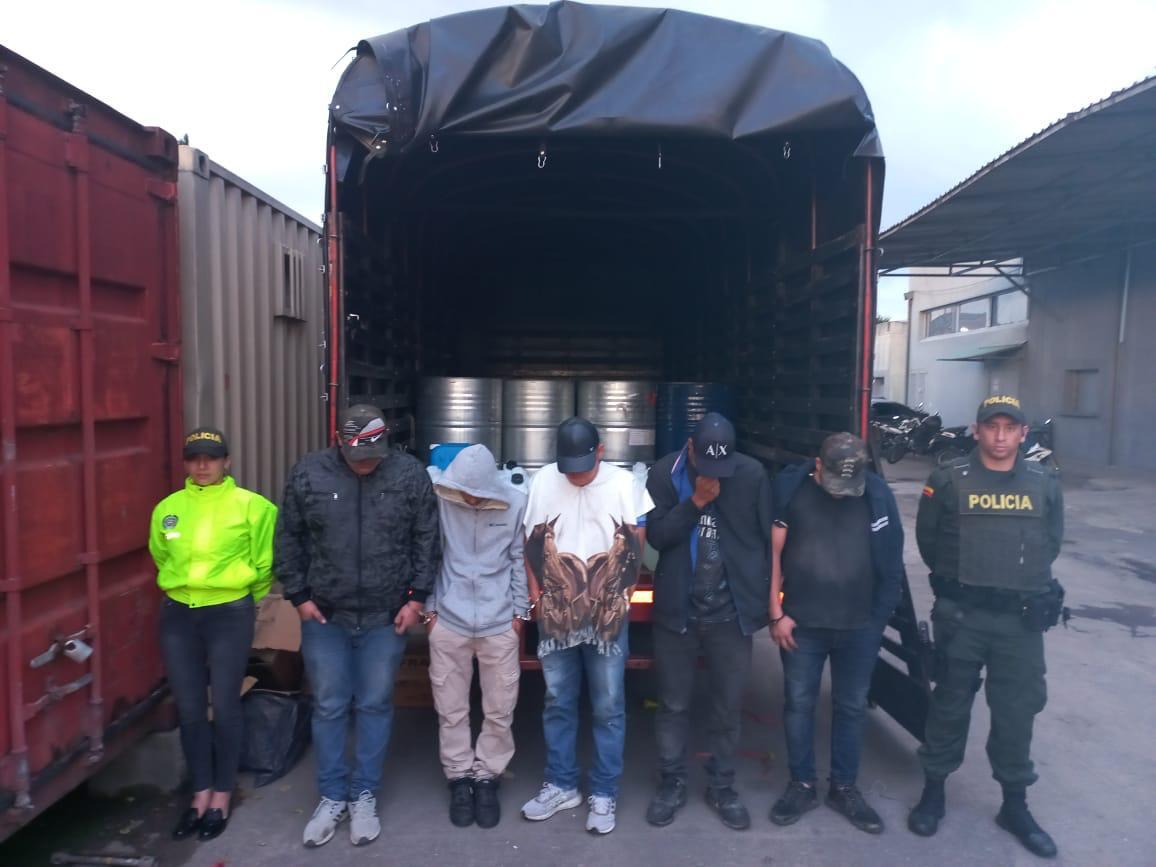 Capturan a 5 sujetos que transportaban químicos para la fabricación de droga 1 Capturan a 5 sujetos que transportaban químicos para la fabricación de droga Cinco personas fueron capturadas al sur de Bogotá mientras transportaban sustancias químicas controladas, las cuales iban a ser llevadas al oriente del país para producir droga. Incluso, los sujetos tenían documentación falsa.