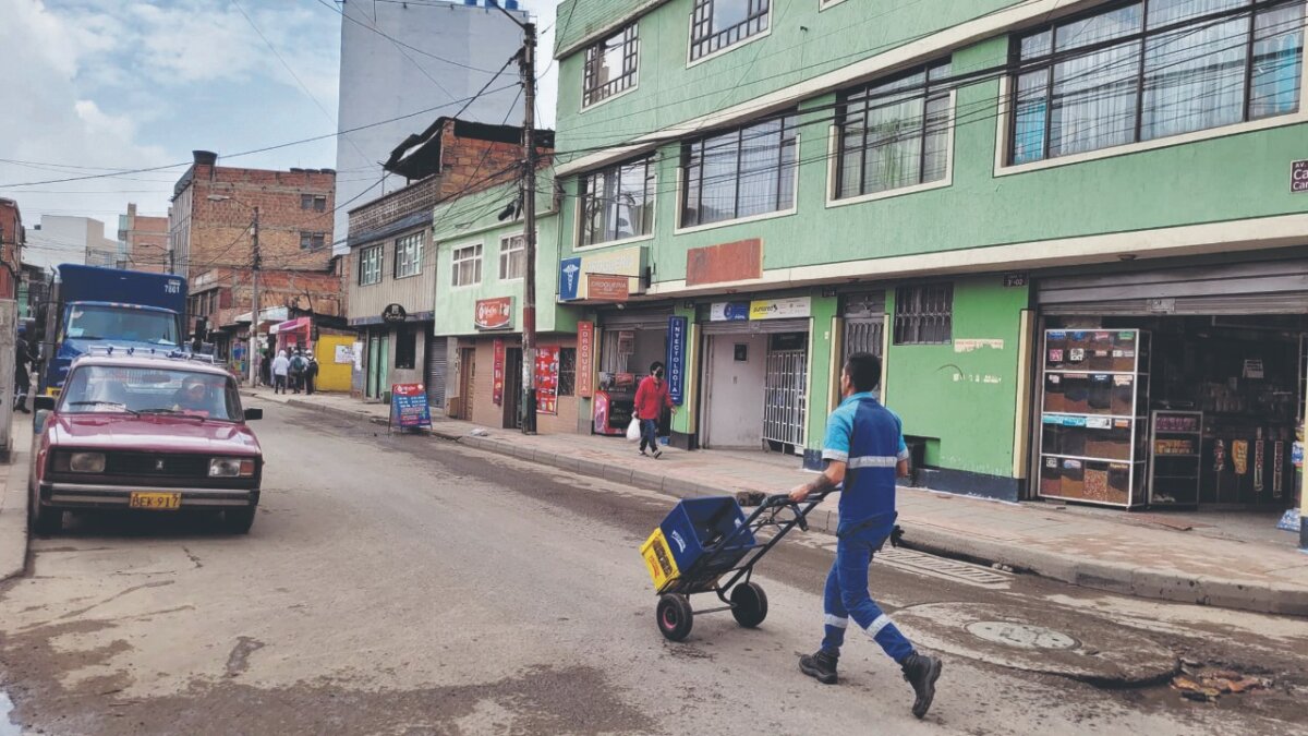A bala le quitaron la vida a Jaime en Soacha El día de ayer fueron las exequias de Jaime Quinceno Gallego, un hombre de unos 55 años que fue asesinado el pasado jueves en el vecino municipio de Soacha. Una hoja blanca pegada a las afueras de una cigarrería invitaba a los vecinos del barrio San Humberto a asistir a la ceremonia religiosa por el alma de este hombre.