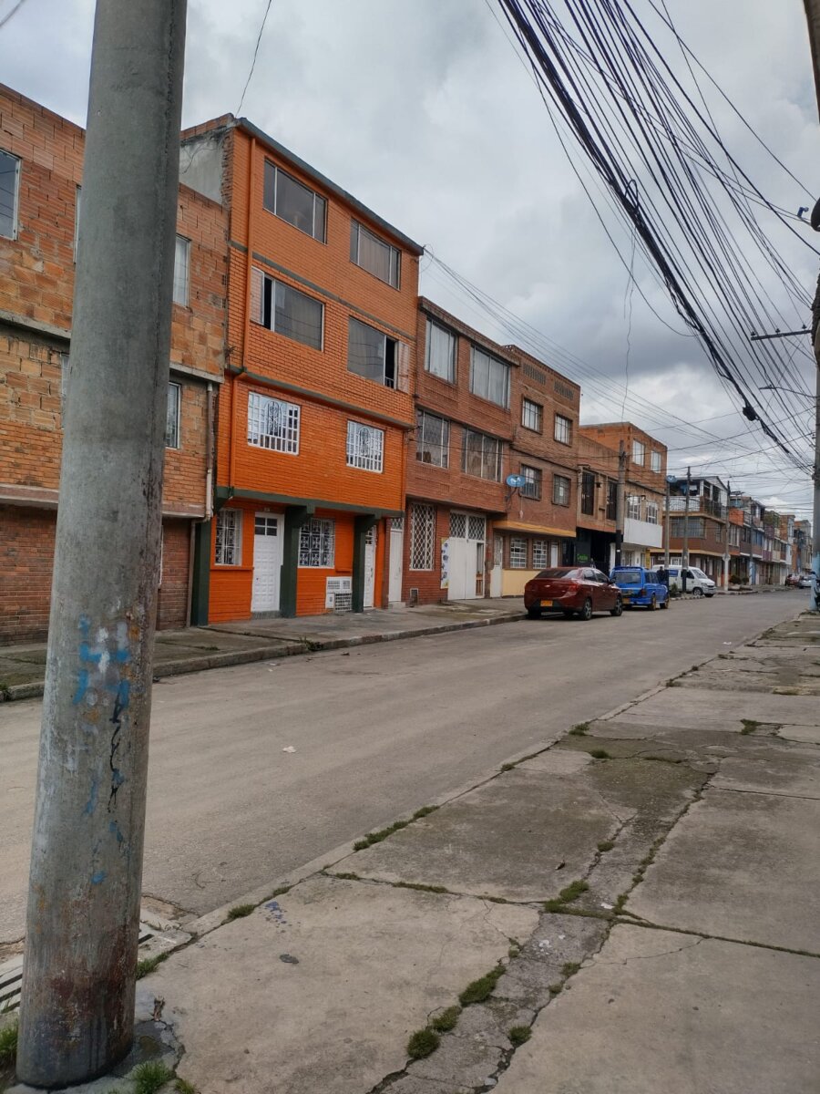 A un hombre le robaron el carro y también la vida en Puente Aranda “¡Ayuda!”, gritó un hombre luego de que su carro le fuera robado y tras recibir una cobarde puñalada por la espalda, propinada por los mismos delincuentes. Los hechos tuvieron lugar la tarde del jueves sobre la Calle 28 sur con Carrera 51, en el barrio San Esteban (PuenteAranda).