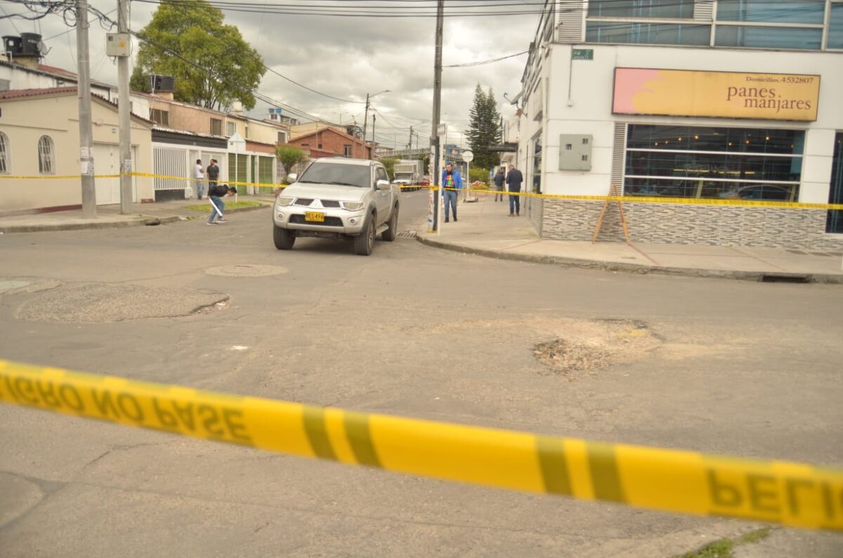 Tiro letal a comerciante de Abastos en Kennedy 1 Tiro letal a comerciante de Abastos en Kennedy Un bulto de papa criolla, una caja de piñas, un costal con mazorcas y otras hortalizas permanecían sobre el platón de la Toyota Sportero que pertenecía al señor Ciro Alberto Soler. Aquellos productos estaban destinados a llegar a la bodega 21 de Corabastos, donde por años laboró Ciro. Pero estos nunca llegaron a su destino. En su lugar, y en un acto de frivolidad, cuatro maleantes asesinaron al comerciante de 43 años cuando este salía de una panadería sobre las 11 de la mañana de ayer.
