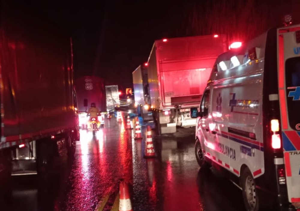 Accidente en la vía Bogotá-Villavicencio deja un muerto y provoca tremendo trancón 9 Accidente en la vía Bogotá-Villavicencio deja un muerto y provoca tremendo trancón En las horas de la mañana de este martes se presentó un fuerte accidente múltiple en la vía al Llano que comunica la ciudad de Bogotá con Villavicencio, generando gran afectación en la movilidad.