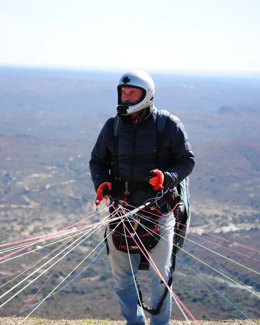 La trágica muerte de un actor en parapente 2 La trágica muerte de un actor en parapente Germán Jones, actor argentino de 58 años, quiso vivir una de las experiencias más extremas de su vida, pero por desgracia terminó con su muerte.