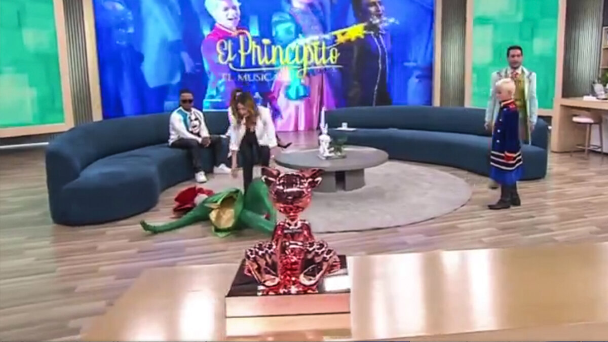 Actriz se desmayó en pleno programa en vivo En ese instante todos quedaron confundidos, pues pensaron que la mujer se había tropezado, sin embargo, luego se percataron que la actriz se había desmayado a la mitad del programa.