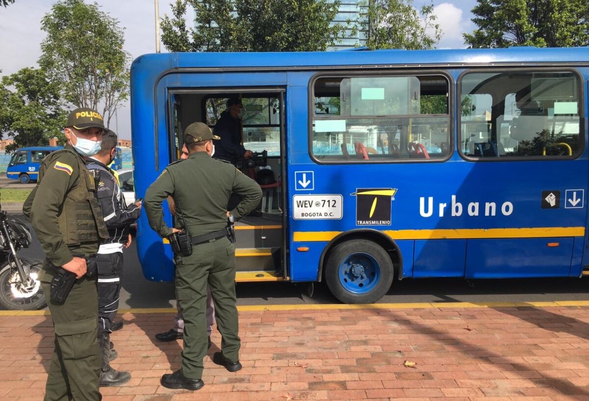 Agarraron a dos bandidos que atracaron a pasajeros de un Sitp Dos pillos menos en las calles de la ciudad. La Policía logró capturar a los declinantes luego de que atracaran a los pasajeros de un bus Sitp.
