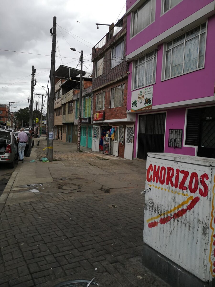 Asesinan a mujer frente a panadería en Suba Fin de semana violento en el barrio Lagos de Suba; una mujer de 32 años fue baleada en una concurrida esquina del sector cerca de las 8 de la noche de este sábado. La víctima recibió dos impactos de bala que la dejaron gravemente herida. La mujer falleció cuando era trasladada al hospital de Suba.