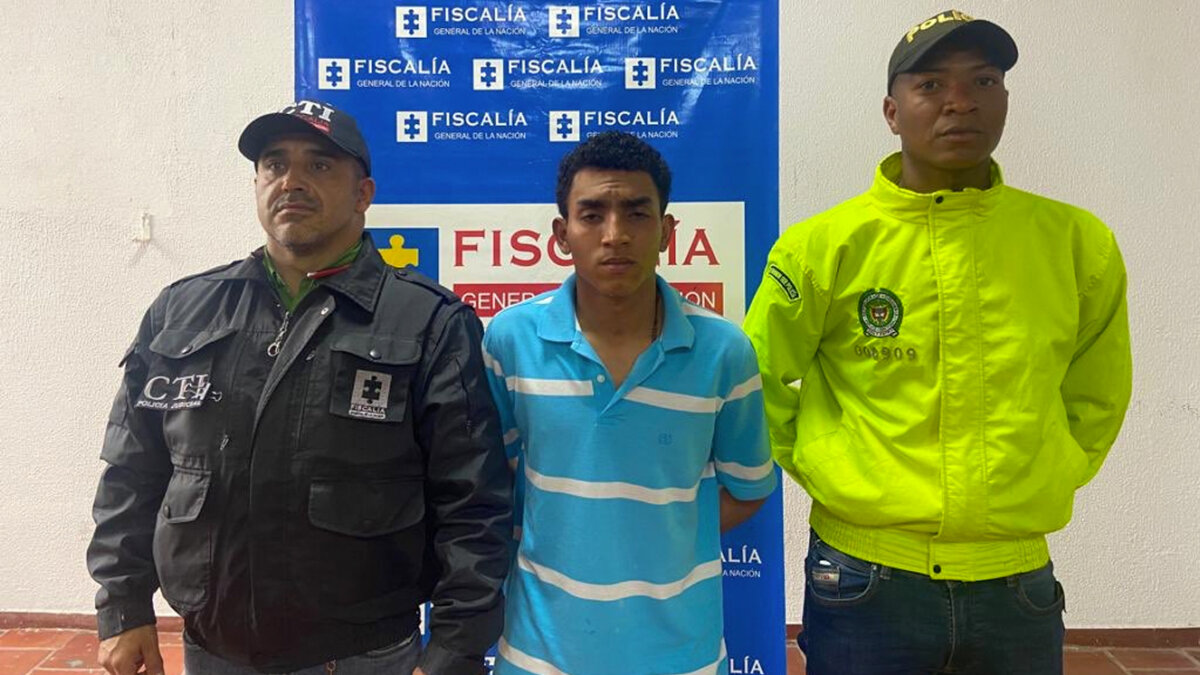 Así cayó el acusado de asesinar a menor en TM Gustavo Adolfo, el acusado de haber asesinado al menor Juan Esteban Alzate al interior de un TransMilenio este fin de semana, fue capturado por los investigadores del CTI a las afueras de Montería, en donde se estaba escondiendo.