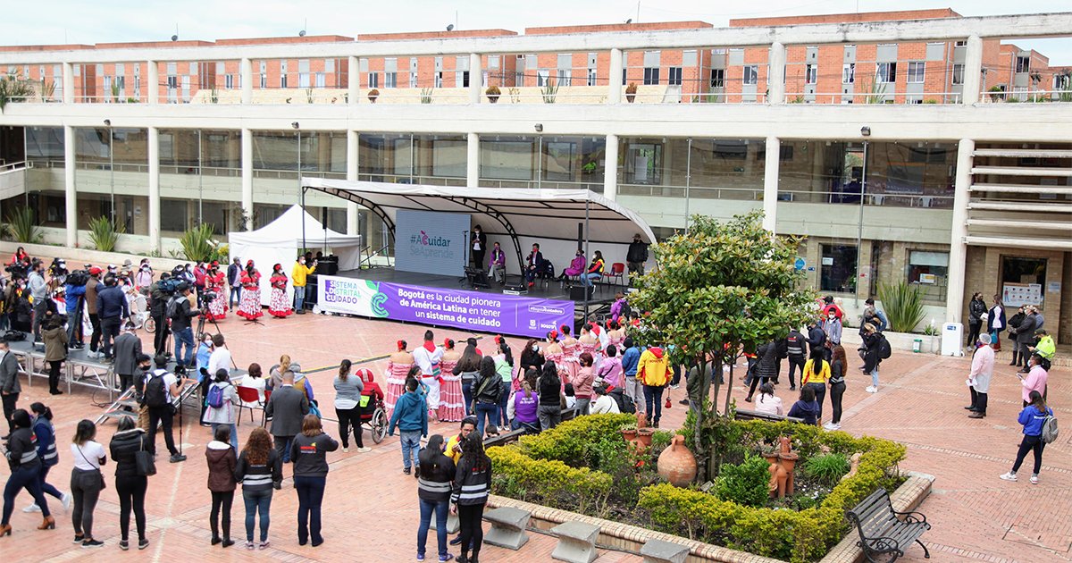 Bogotá planea tener 21 manzanas de cuidado La Alcaldesa de Bogotá, Claudia López, anuncio para el año 2024 Bogotá tendrá 21 manzanas del cuidado, estas son áreas que concentran servicios de cuidado.