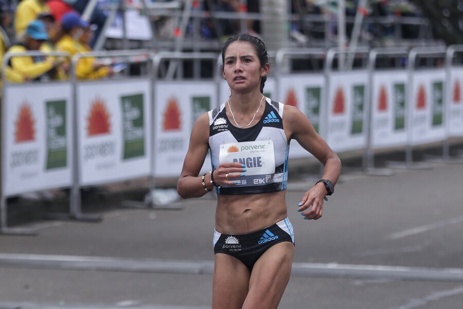 Los africanos reinaron en la Media Maratón de Bogotá 1 Los africanos reinaron en la Media Maratón de Bogotá Tuvieron que pasar tres años para que la media Maratón de Bogotá, la competencia atlética más importante del país, volviera a correrse de manera presencial. Cerca de 35 mil personas participaron en esta carrera, tanto en los 10 y los 21 kilómetros. Y los africanos, como es costumbre, fueron los protagonistas.