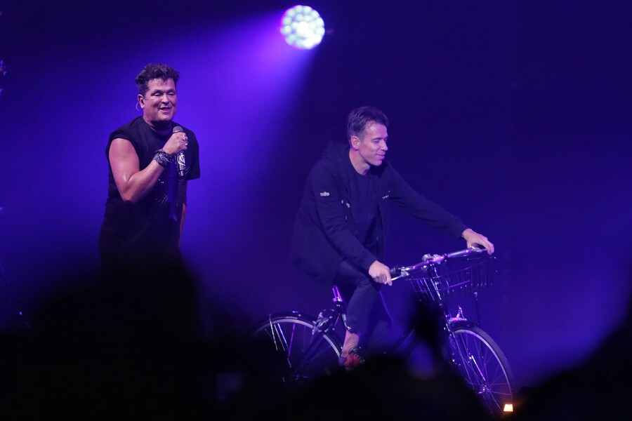 Rigoberto Urán se le midió a la música y se subió a la tarima de Carlos Vives El Movistar Arena vibró anoche, viernes 21 de octubre, con las últimas presentaciones de Carlos Vives, en medio de su 'Cumbiana Tour', un show que se disfrutó hasta con Rigoberto Urán.