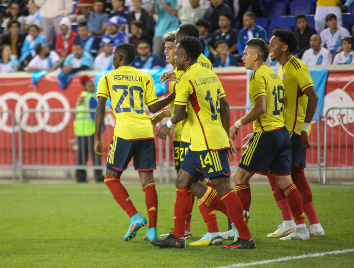 Selección Colombia se mantiene en el top-20 del ranking FIFA Los cafeteros son la cuarta mejor selección de la Conmebol. La primera es Brasil, que aparece en el primer lugar del ranking, seguido de Argentina, que está tercera y Uruguay que ocupa la decimocuarta posición en el listado de la Fifa.