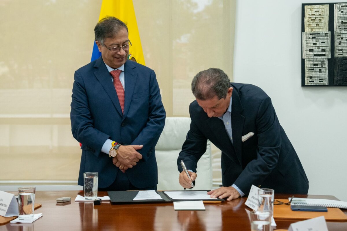 Gustavo Petro confirma acuerdo de tierras con Fedegan: "Es un pacto histórico" 1 Gustavo Petro confirma acuerdo de tierras con Fedegan: "Es un pacto histórico" La firma de este acuerdo fue catalogada por el presidente Gustavo Petro como un pacto histórico: “Es la decisión libre de los poseedores de tierras dedicado a la ganadería extensiva, de vender una parte de tierras fértiles que tienen un mejor uso en el mundo agropecuario para ser entregados a los campesinos de Colombia”.
