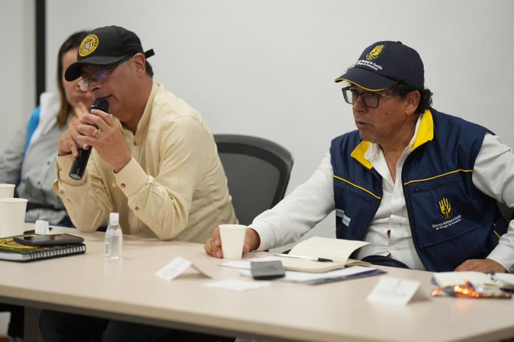 Por tanta llovedera, Petro declarará "desastre natural" en Colombia Desde Bosconia, Cesar, el presidente de Colombia, Gustavo Petro, anunció que el próximo lunes 31 de octubre el Gobierno Nacional declarará desastre natural en el país, esto por las emergencias que ha causado la ola invernal en los últimos meses que le ha pegado con toda al país.