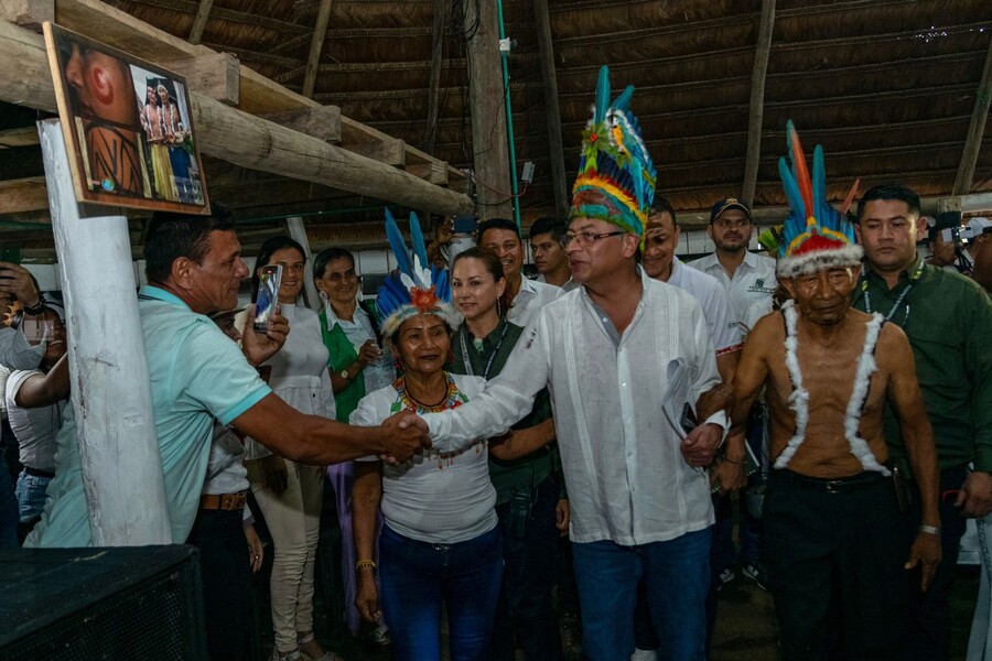 Gobierno le pagaría a productores de hoja de coca para que protejan la selva En medio de un conversatorio con comunidades en el departamento de Putumayo, el presidente de Colombia, Gustavo Petro, se refirió a un proceso que, aún está organizando el Gobierno, pero que pretende invitar a los productores de hoja de coca a dejar de producirla, a cambio de un pago y de cuidar la selva, lugar donde se produce esa planta.