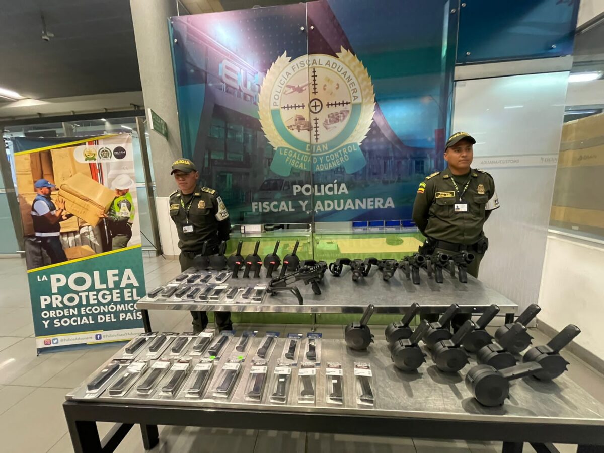 Dejan libre a coronel que fue capturado con armamento en aeropuerto de Bogotá Por no tener antecedentes, un Juez de la República dejó en libertad al coronel del Ejército Jorge Esteban Bautista, quien había sido capturado la noche de este martes en el aeropuerto Internacional El Dorado de Bogotá cuando transportaba en su equipaje gran cantidad de accesorios para armas. Sin embargo, seguirá vinculado a la investigación.