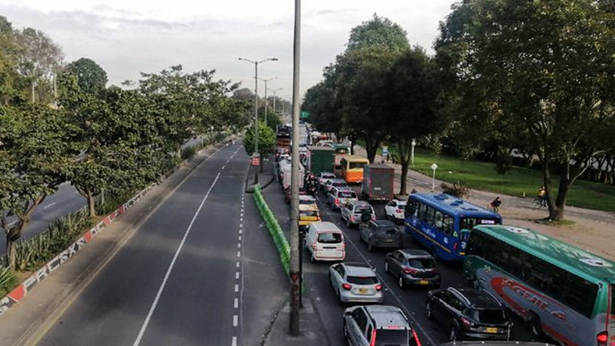 Caos en la calle 80: monumental trancón por accidente  De nuevo este viernes la calle 80 esta vuelta un caos y se ha generado un inmenso trancón que tiene desesperados a los ciudadanos.