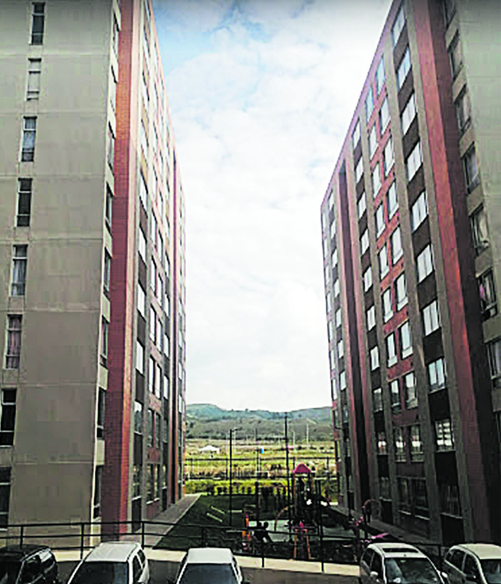 Jovencita cayó del décimo piso en Soacha La tarde del sábado fue angustiosa para los residentes de un conjunto residencial en Soacha. Iban a ser las 3 de la tarde cuando una joven, de 20 años, cayó repentinamente del décimo piso del edificio en el que vivía con unos compañeros.