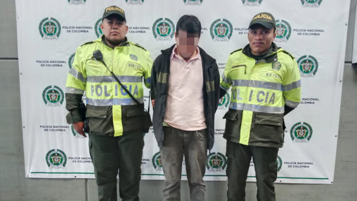 Capturado por agredir y torturar a dos jovencitas en Ciudad Bolívar Los gritos de auxilio de dos menores de edad al interior de una vivienda en el barrio Caracolí, en Ciudad Bolívar, acapararon la atención de los vecinos, quienes llevados por un mal presagio, decidieron llamar a la Policía para que llegara a verificar lo que estaba ocurriendo.