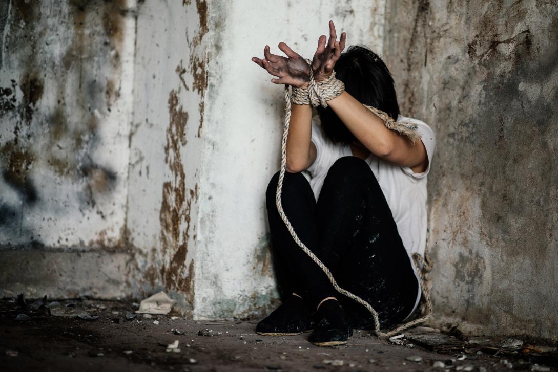 Capturado por agredir y torturar a dos jovencitas en Ciudad Bolívar Los gritos de auxilio de dos menores de edad al interior de una vivienda en el barrio Caracolí, en Ciudad Bolívar, acapararon la atención de los vecinos, quienes llevados por un mal presagio, decidieron llamar a la Policía para que llegara a verificar lo que estaba ocurriendo.
