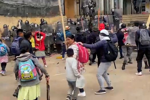 Capturan a dos indígenas por agredir a policías El juzgado noveno de control de garantías de Bogotá legalizó la captura de los indígenas Carlos Andrés Murillo Queragama y Guillermo Naticay como presuntos responsables de agredir a los policías en la tarde ayer en el centro de Bogotá.