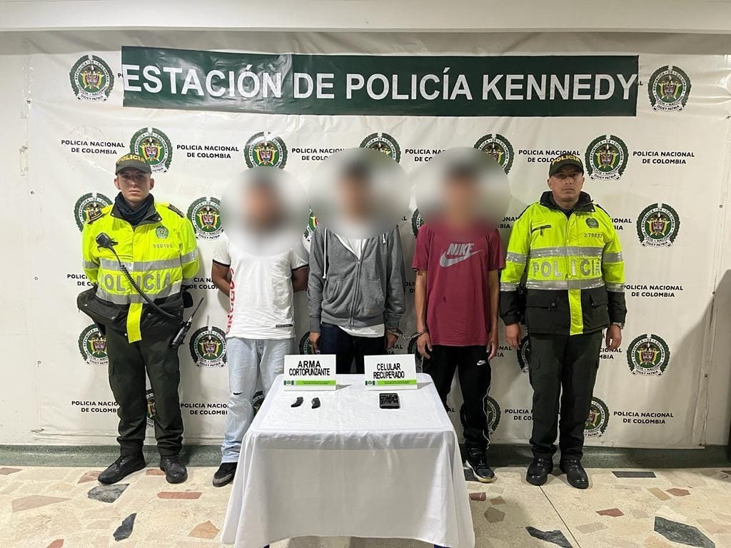 Capturaron a los 'rompevidrios' que tenían mamados a los conductores en la avenida Boyacá Luego de que se hiciera viral un video en las redes sociales de los llamados 'rompevidrios' atracando de manera violenta un vehículo en la avenida Boyacá con calle 13, el pasado lunes, las autoridades informaron que ya fueron capturados estos criminales.