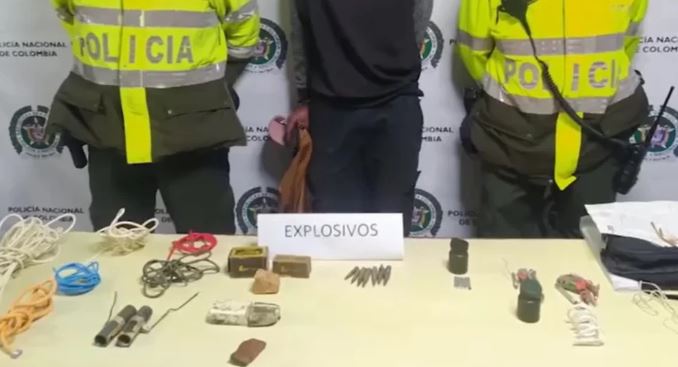 Capturaron en Usme a delincuente que llevaba explosivos en una maleta  Con esta detención, según el coronel, se pudo evitar una posible tragedia y en el momento se investiga que pretendía hacer el delincuente con estos explosivos y si pertenece a un grupo ilegal.