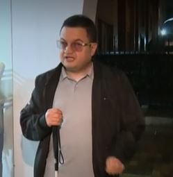 Pillos atracaron a profesor ciego en panadería de Engativá 1 Pillos atracaron a profesor ciego en panadería de Engativá El profesor Carlos David Ceballos, denunció que entre cuatro y cinco pillos lo atracaron cuando salía de una panadería en la localidad de Engativá.