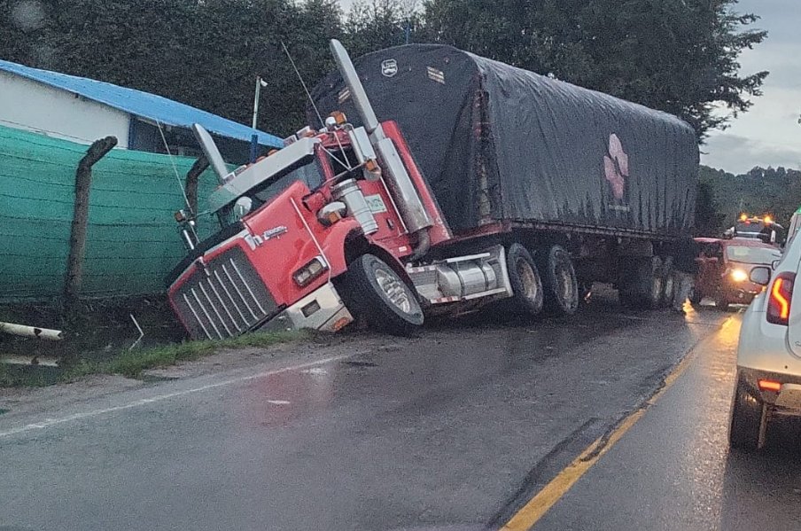 Cierran la vía Cota por tremendo accidente de un tractocamión 1 Cierran la vía Cota por tremendo accidente de un tractocamión En el momento, ya fue asignada una grúa para retirar el tractocamión y habilitar el paso, sin embargo, accidente tiene afectada la movilidad y los conductores están desesperados, ya que le retraso es de más de una hora.
