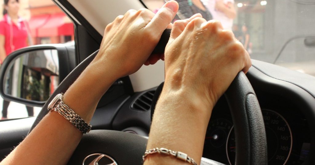 Conductora de Uber expuso la infidelidad de un cliente ante su esposa 3 Conductora de Uber expuso la infidelidad de un cliente ante su esposa Esto ocurrió en Texas, Estados Unidos, donde una conductora de la plataforma UBER compartió a través de sus redes sociales un inusual caso que presenció en su jornada laboral.