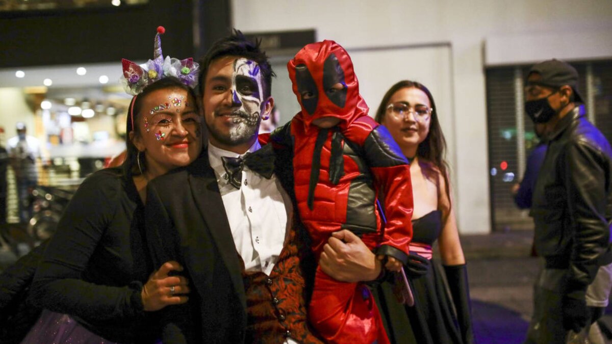 Celebre Halloween sin llegar a los excesos Hoy en todo el país se celebra Halloween, una fecha donde las reuniones estarán a la orden del día; pero tenga cuidado, pues los excesos le podrían pasar factura y, sobre todo, asegúrese del bienestar de los menores de edad. Es por eso que Q’HUBO le tiene preparadas una serie de recomendaciones de seguridad para que las tenga en cuenta si piensa salir a compartir un rato en familia.