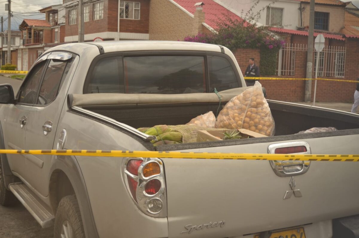 Tiro letal a comerciante de Abastos en Kennedy 2 Tiro letal a comerciante de Abastos en Kennedy Un bulto de papa criolla, una caja de piñas, un costal con mazorcas y otras hortalizas permanecían sobre el platón de la Toyota Sportero que pertenecía al señor Ciro Alberto Soler. Aquellos productos estaban destinados a llegar a la bodega 21 de Corabastos, donde por años laboró Ciro. Pero estos nunca llegaron a su destino. En su lugar, y en un acto de frivolidad, cuatro maleantes asesinaron al comerciante de 43 años cuando este salía de una panadería sobre las 11 de la mañana de ayer.