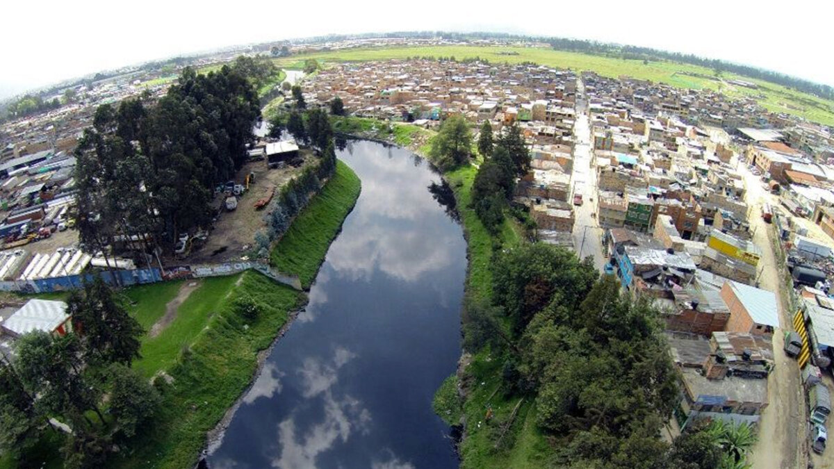 Decretan alerta naranja y amarilla en cuencas del río Bogotá Por las fuertes lluvias, las autoridades ambientales declararon este jueves alerta naranja preventiva en la cuenca baja del río Bogotá y alerta amarilla preventiva en sus cuencas alta y media.